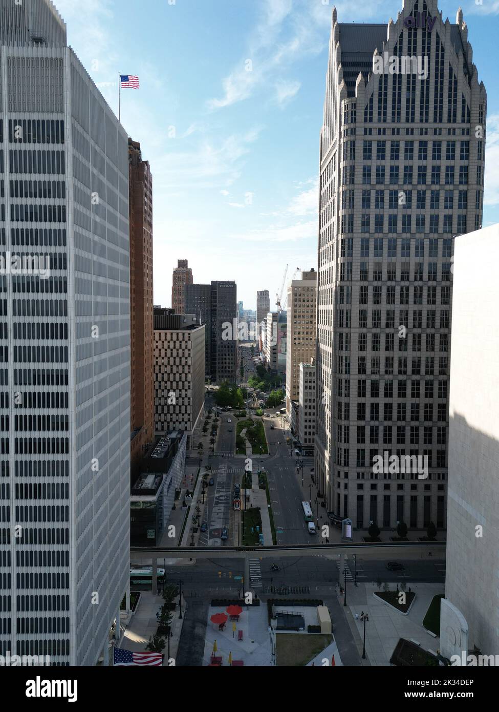 Vue de drone sur les tours du gratte-ciel de Woodward Avenue dans le centre-ville de Detroit, Michigan, à la lumière du jour Banque D'Images