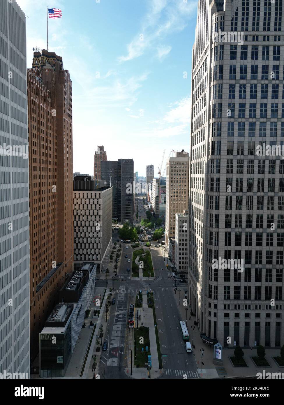 Vue de drone sur les tours du gratte-ciel de Woodward Avenue dans le centre-ville de Detroit, Michigan, à la lumière du jour Banque D'Images
