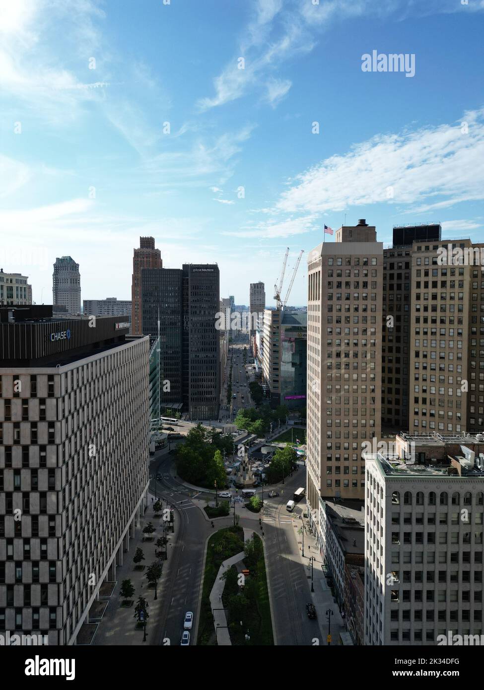 Vue de drone sur les tours du gratte-ciel de Woodward Avenue dans le centre-ville de Detroit, Michigan, à la lumière du jour Banque D'Images