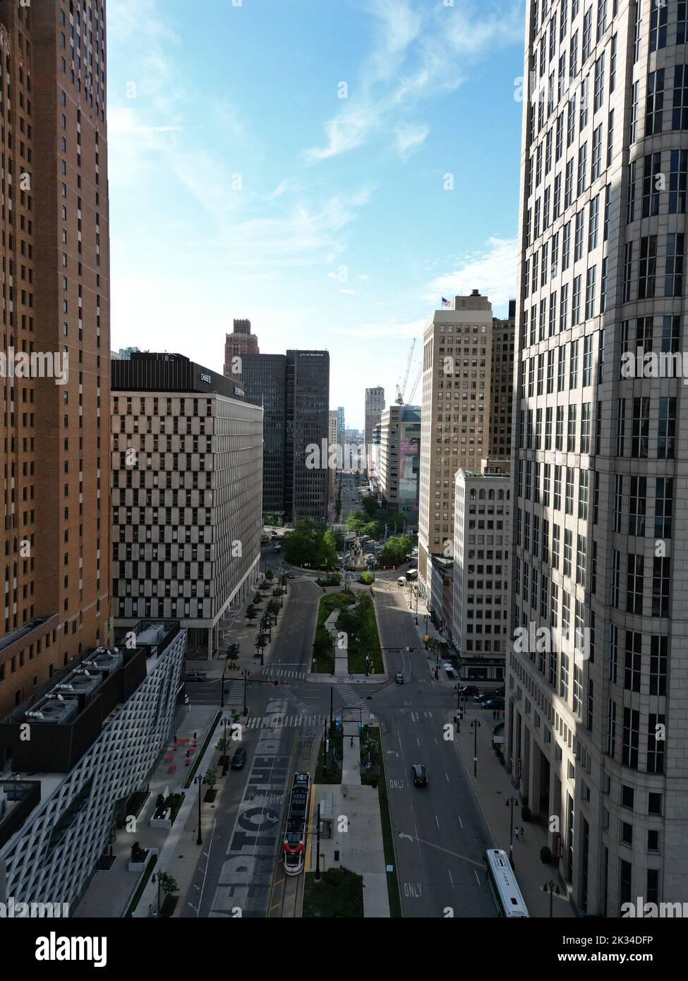 Vue de drone sur les tours du gratte-ciel de Woodward Avenue dans le centre-ville de Detroit, Michigan, à la lumière du jour Banque D'Images