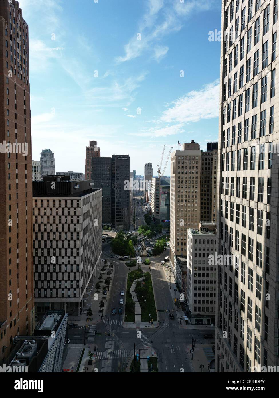 Vue de drone sur les tours du gratte-ciel de Woodward Avenue dans le centre-ville de Detroit, Michigan, à la lumière du jour Banque D'Images