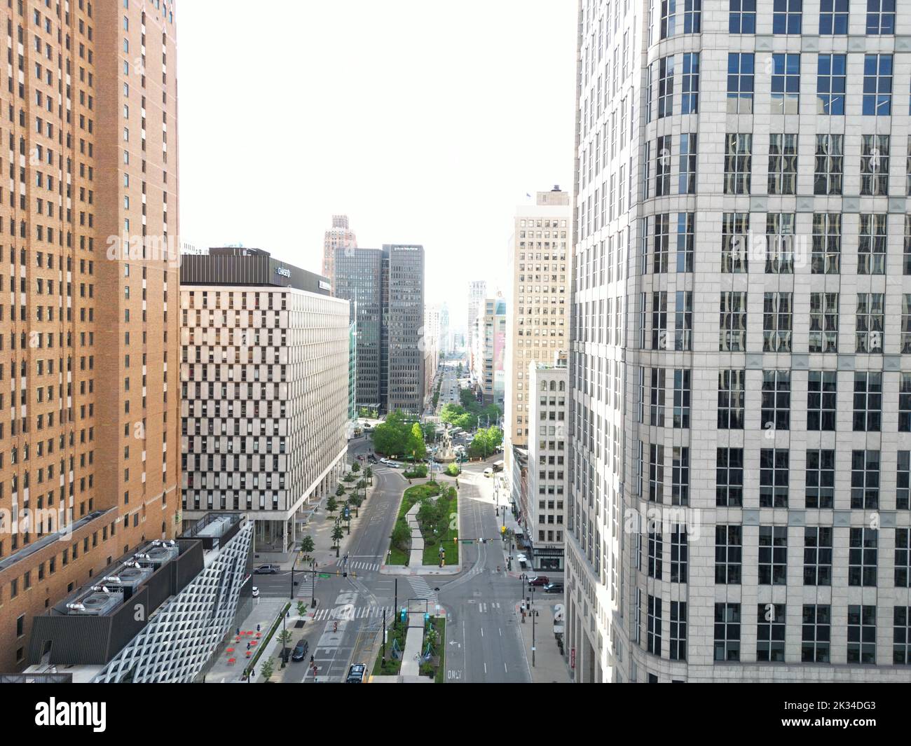 Vue de drone sur les tours du gratte-ciel de One Woodward Avenue dans le centre-ville de Detroit, Michigan, à la lumière du jour Banque D'Images