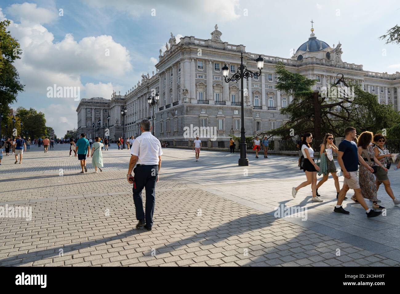 Madrid, Espagne, septembre 2022. Les gens flânent le long de la Calle de Bailen en face du palais royal dans le centre-ville Banque D'Images