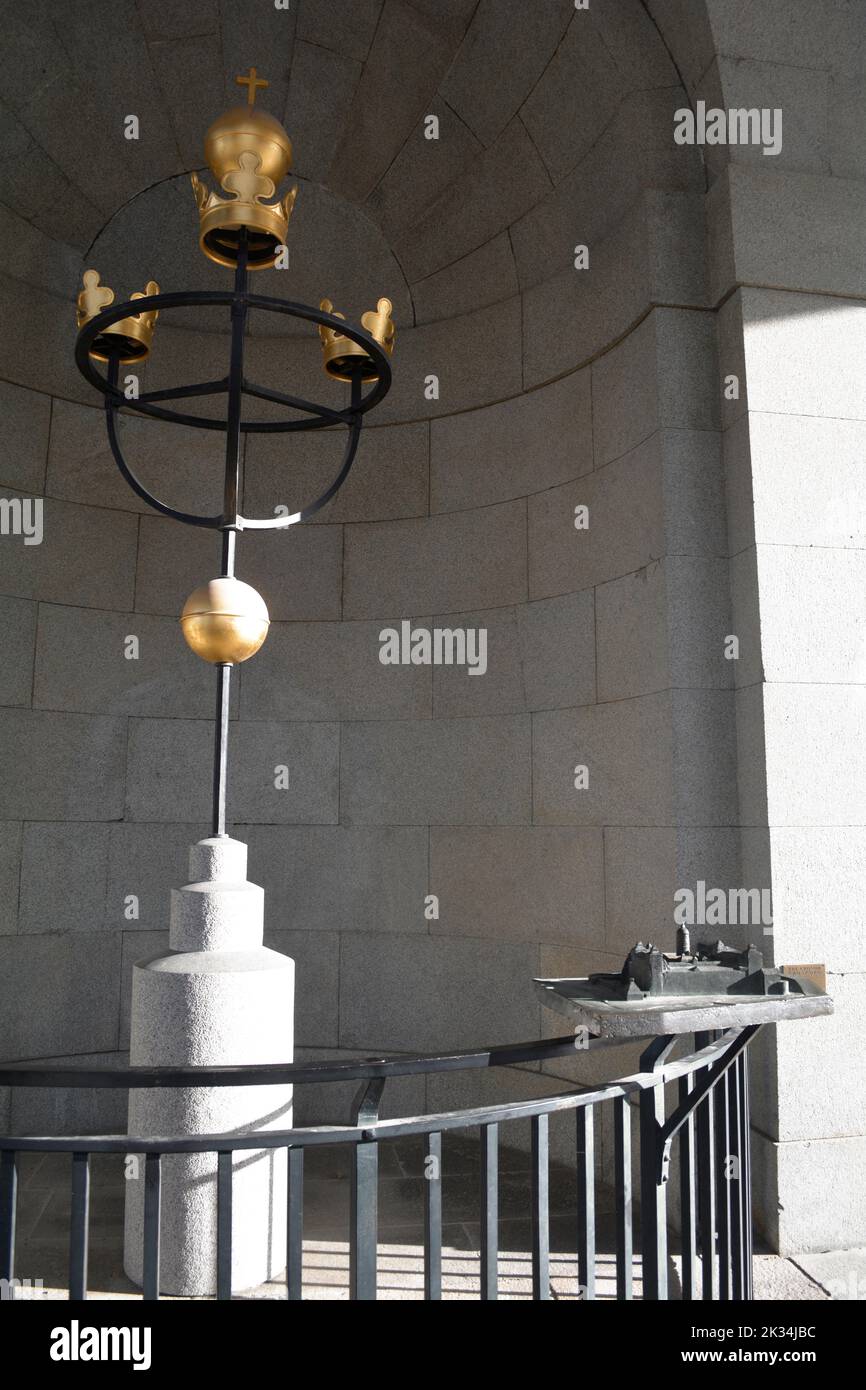 Stockholm, Suède, septembre 2022 : trois couronnes de Suède (Tre Kronor) sculpture devant le Palais Royal. Banque D'Images