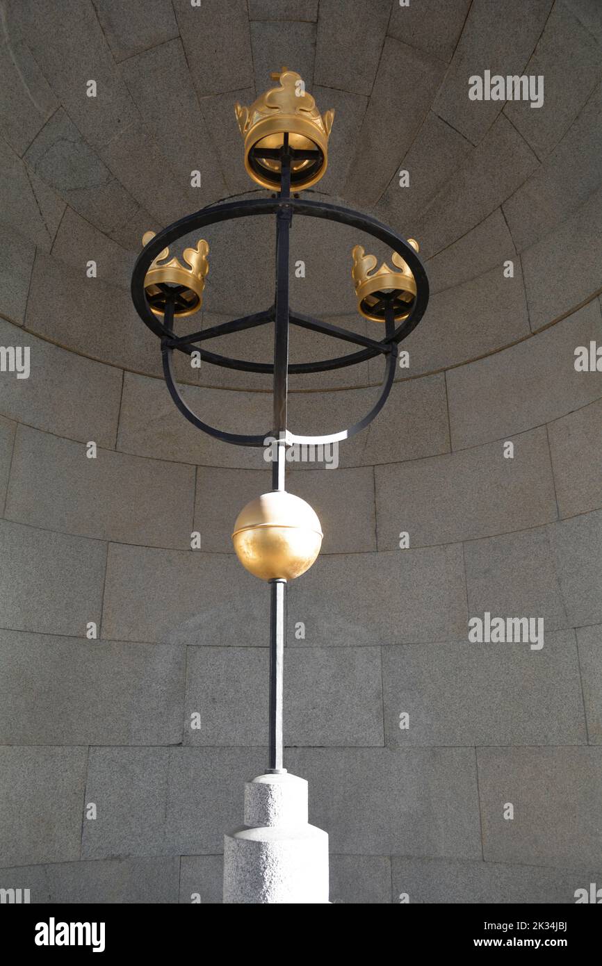 Stockholm, Suède, septembre 2022 : trois couronnes de Suède (Tre Kronor) sculpture devant le Palais Royal. Banque D'Images