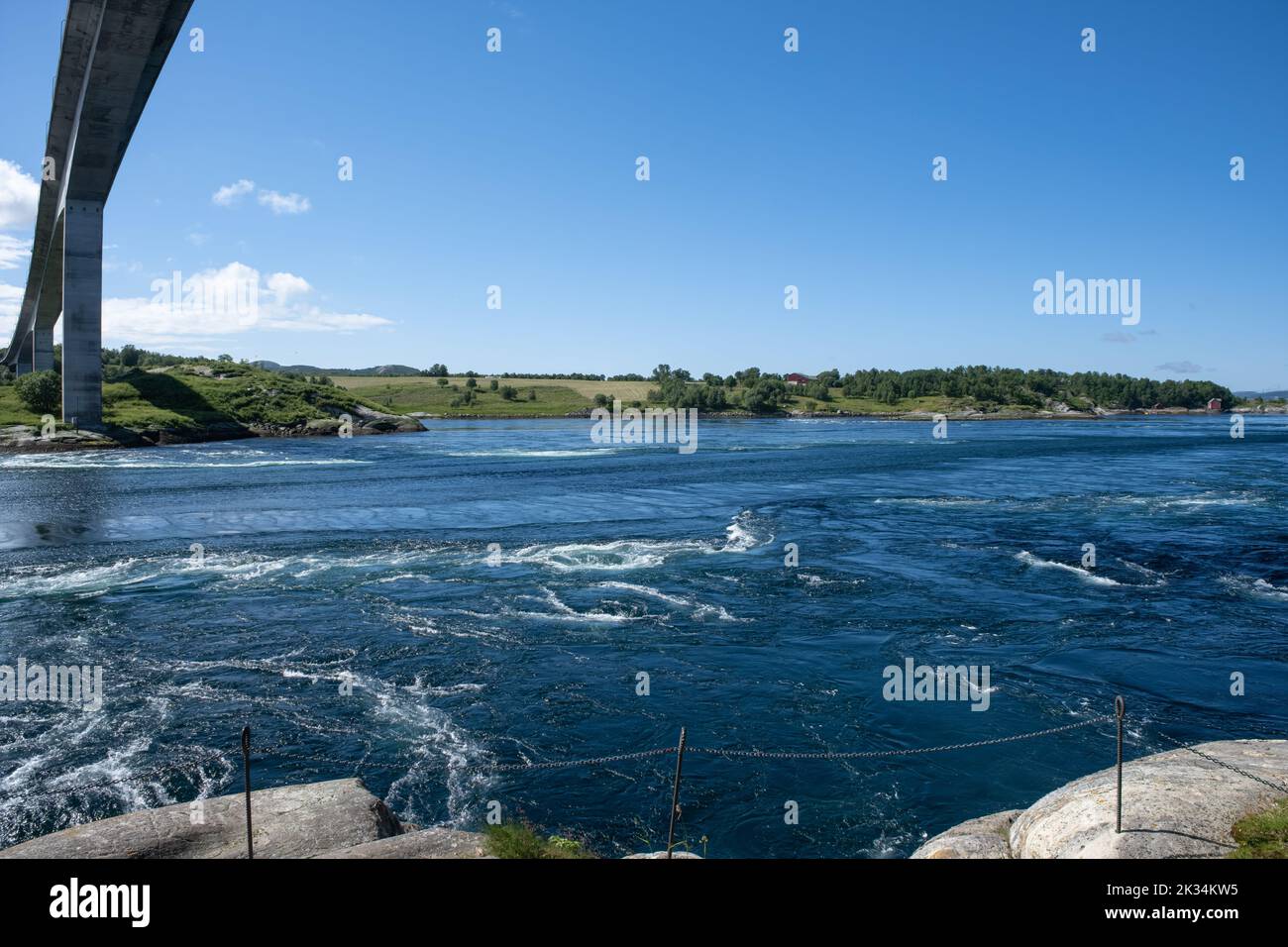 Paysages merveilleux en Norvège. Nordland. Magnifique paysage de Saltsaumen. Petit détroit avec l'un des courants de marée les plus forts au monde. C'est loc Banque D'Images