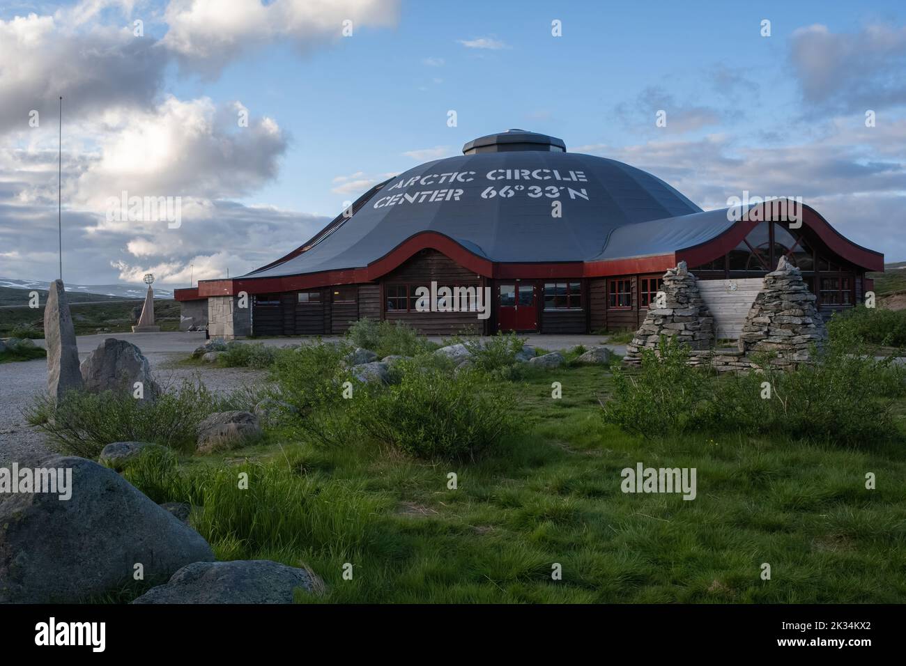 Storforshei, Norvège - 10 juillet 2022: Centre du cercle arctique sur la route Saltfjellveien. Centre d'accueil. Mise au point sélective Banque D'Images