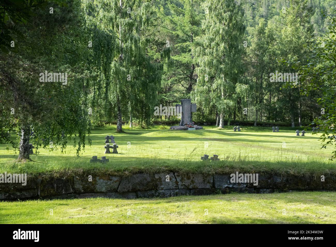Soksenvika, Norvège - 11 juillet 2022 : cimetière militaire allemand et jugolavien à Soksenvika, Rognan. Deuxième Guerre mondiale. Jour ensoleillé d'été. Foc sélectif Banque D'Images