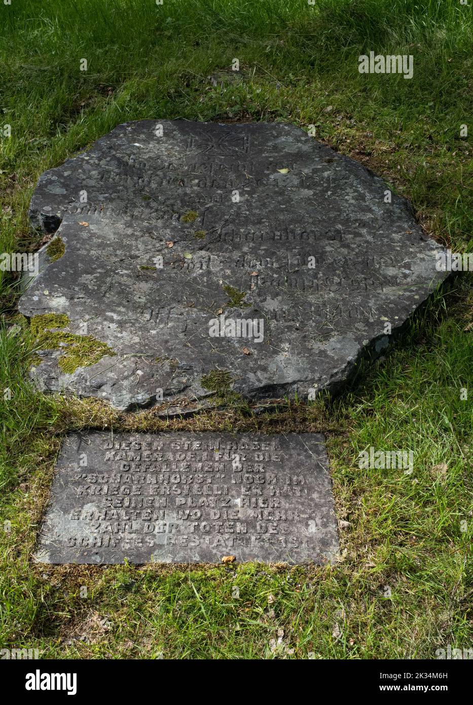 Soksenvika, Norvège - 11 juillet 2022 : cimetière militaire allemand et jugolavien à Soksenvika, Rognan. Deuxième Guerre mondiale. Jour ensoleillé d'été. Foc sélectif Banque D'Images