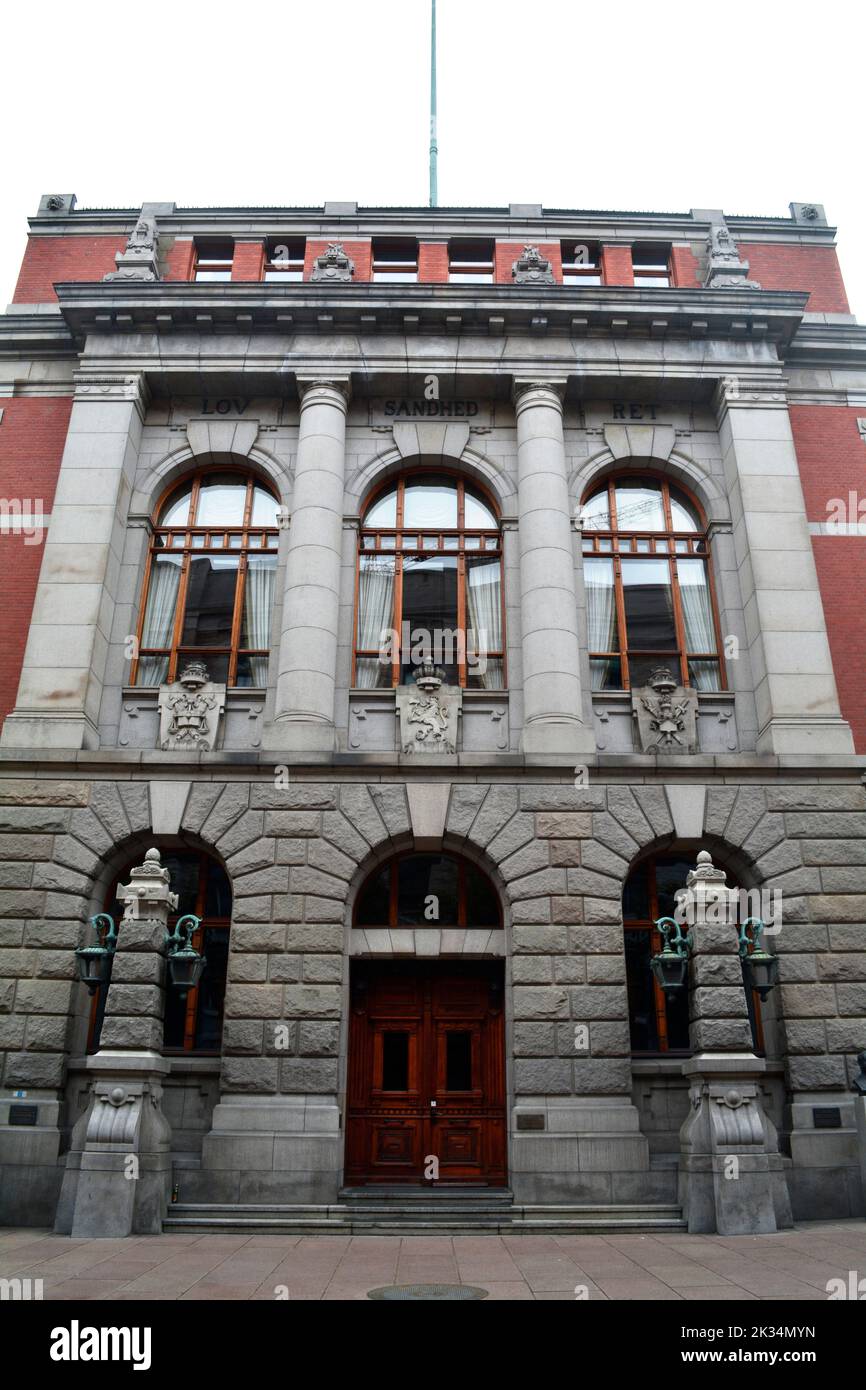 Oslo, Norvège, septembre 2022 : façade de l'édifice de la Cour suprême de Norvège. Banque D'Images