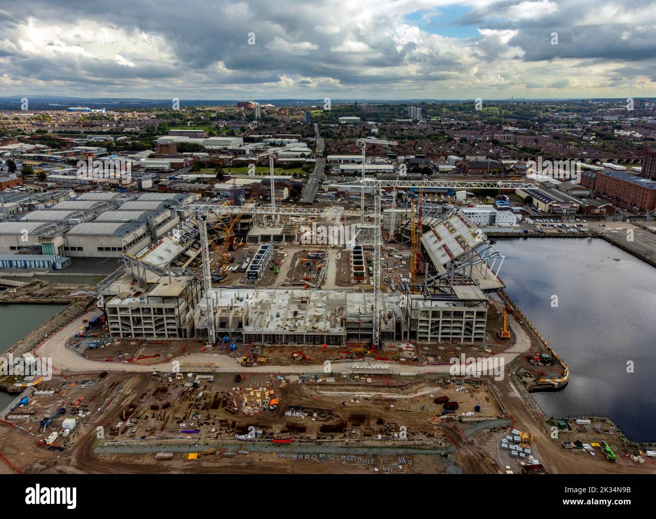 Les travaux se poursuivent sur la construction du nouveau stade du club de football d'Everton, à Bramley Moore Docks, à Liverpool. Banque D'Images