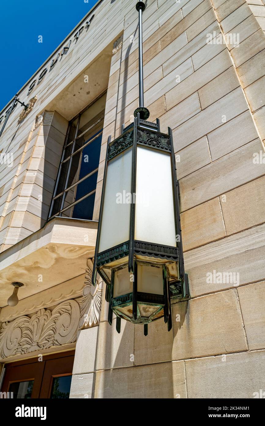 Une lampe ornée est suspendue à l'entrée du palais de justice du comté de Sanpète à Manti, Utah, États-Unis Banque D'Images