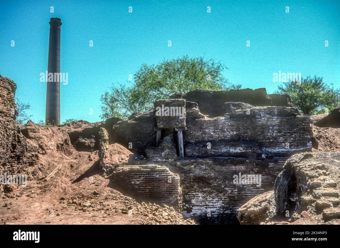 1990s image d'archive des vestiges de l'exploitation aurifère et argentique du 19th siècle à El Triunfo à Baja California sur, au Mexique. Banque D'Images