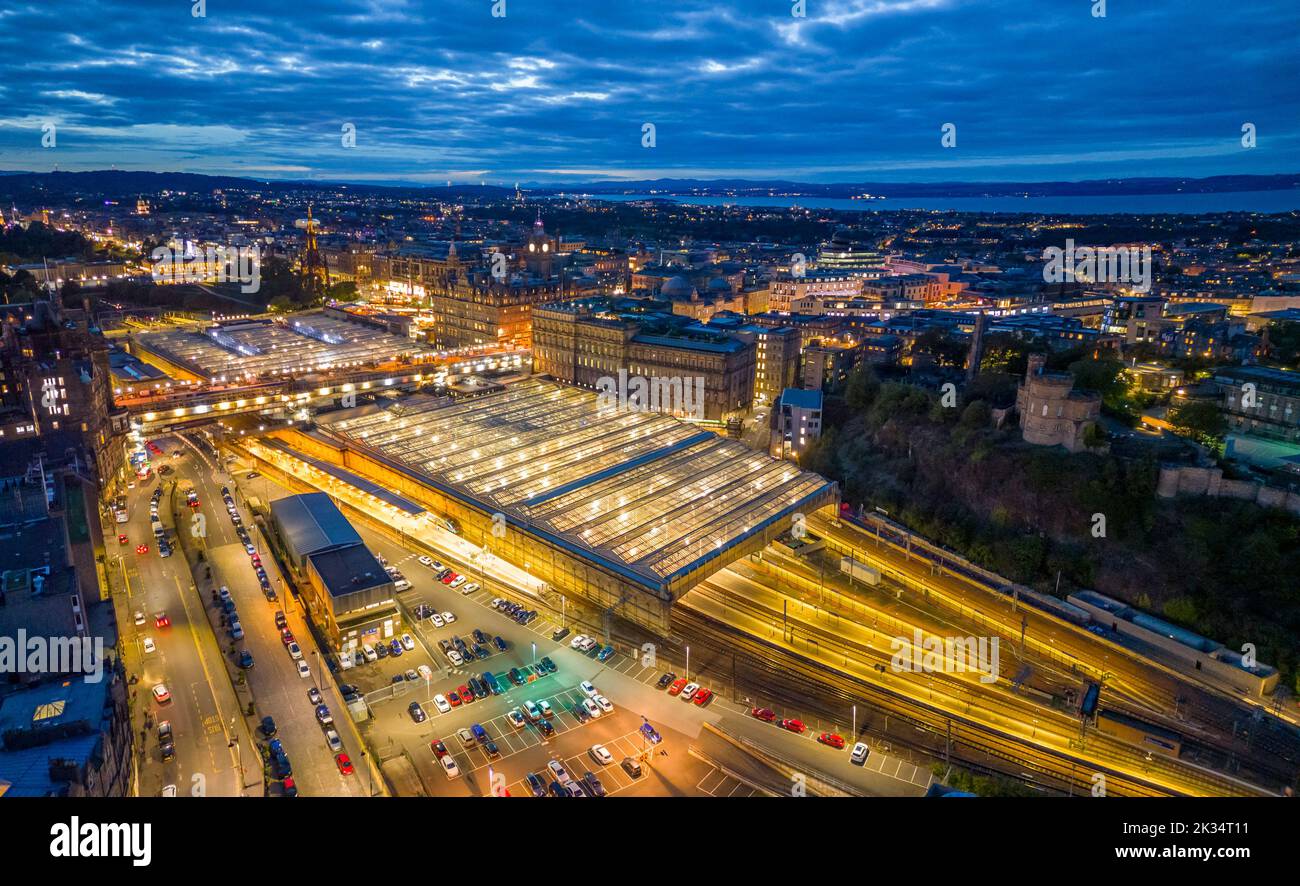 Vue aérienne la nuit d'Édimbourg vers la gare de Waverley, Écosse, Royaume-Uni Banque D'Images