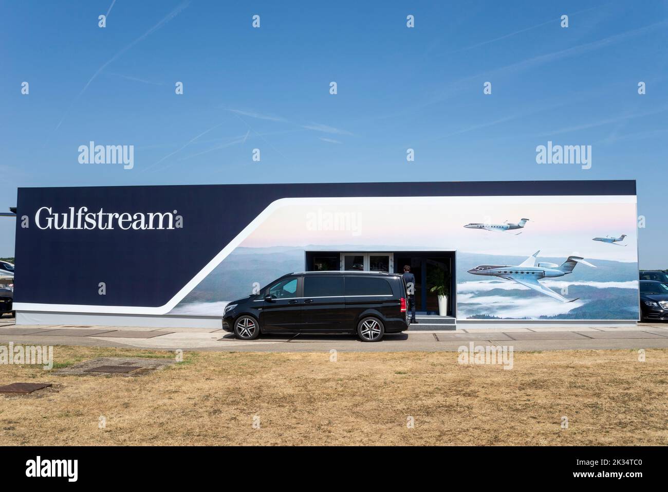 Gulfstream Aerospace chalet au Farnborough International Airshow 2022 occupé avec des gens d'affaires arrivant. Ventes, marketing salon Banque D'Images