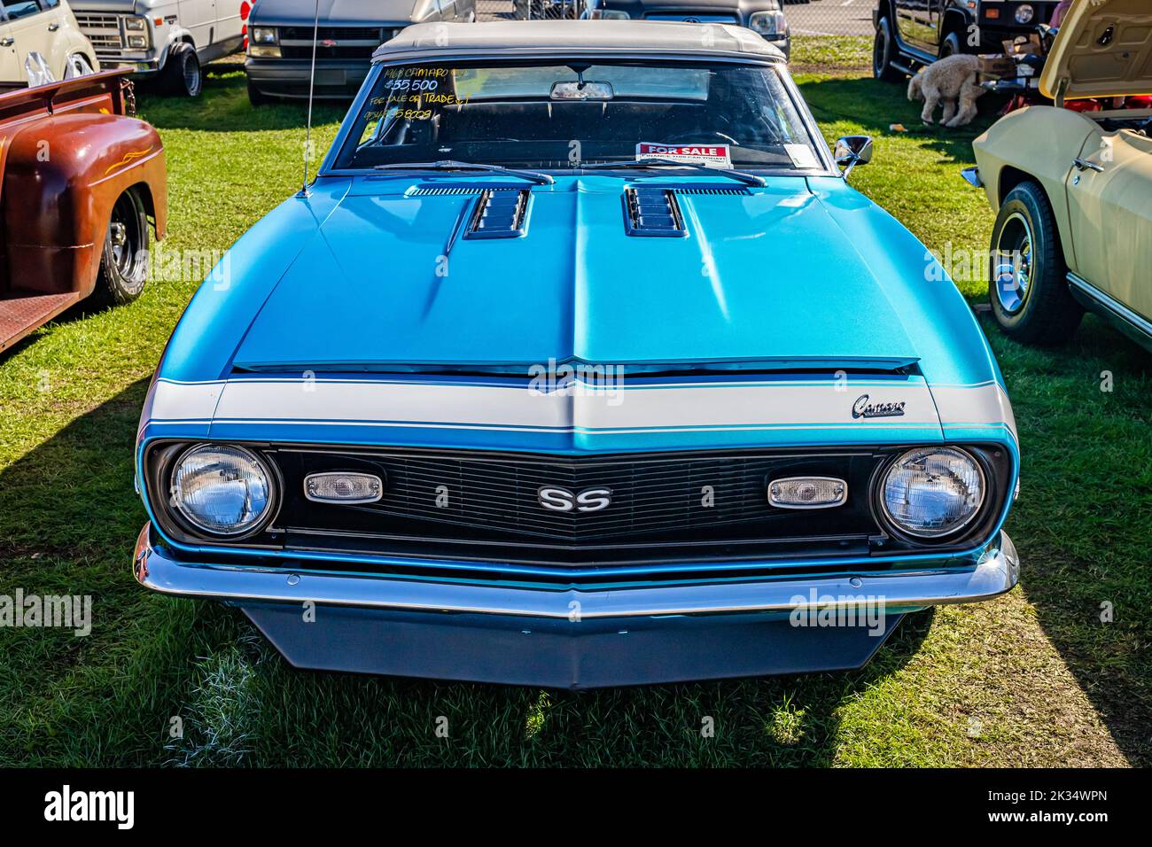 Daytona Beach, Floride - 28 novembre 2020 : vue de face d'une Camaro SS cabriolet 1968 de Chevrolet lors d'un salon automobile local. Banque D'Images