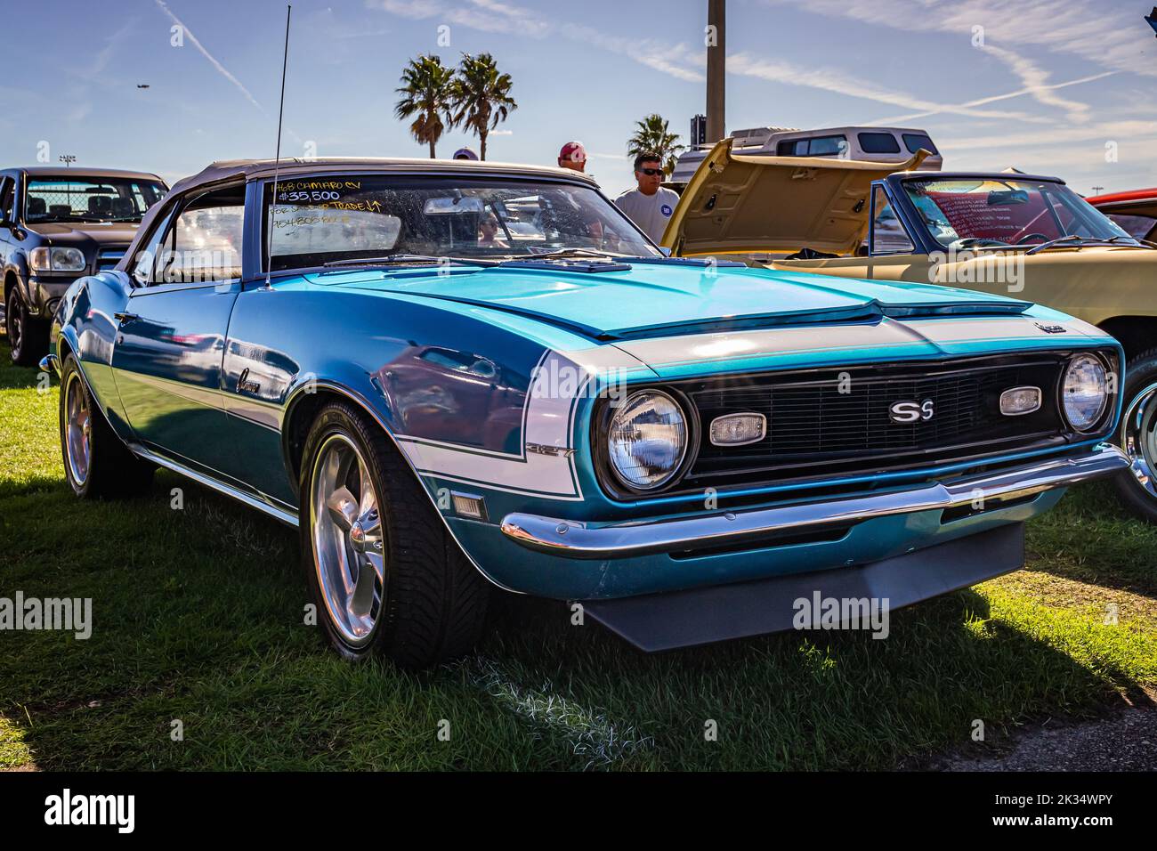 Daytona Beach, FL - 28 novembre 2020 : vue à angle avant à faible perspective d'une Camaro SS cabriolet 1968 de Chevrolet lors d'un salon de voiture local. Banque D'Images