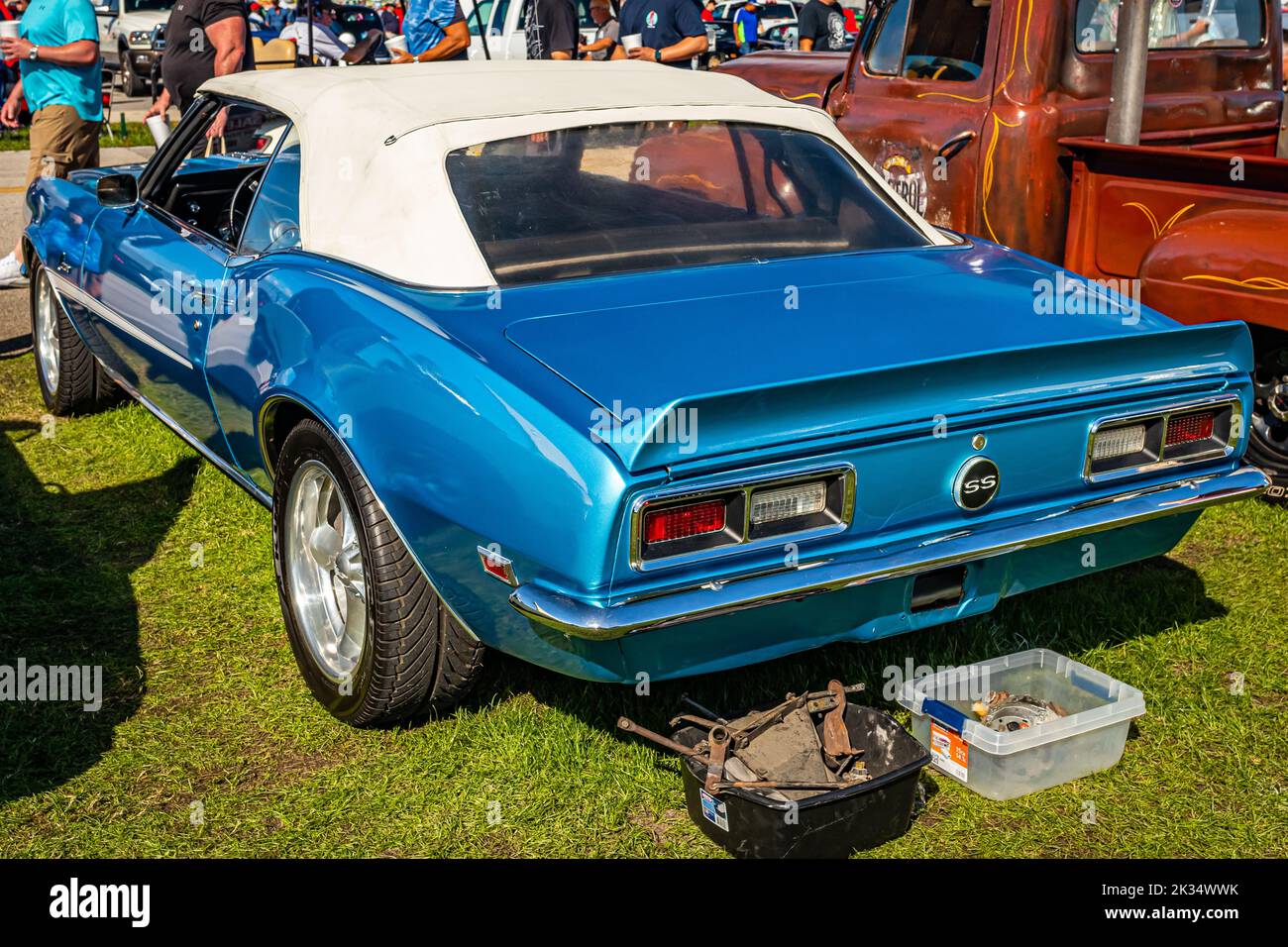 Daytona Beach, FL - 28 novembre 2020 : vue arrière à grande perspective d'une Camaro SS cabriolet 1968 de Chevrolet lors d'un salon automobile local. Banque D'Images