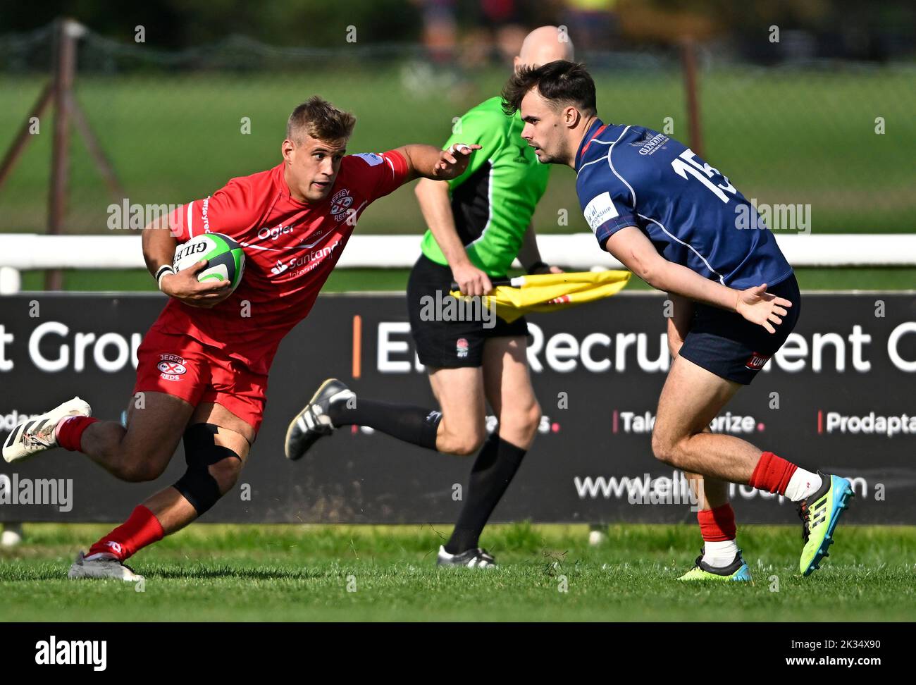 Richmond, Royaume-Uni. 24th septembre 2022. Rugby de championnat. Londres Scottish V Jersey Reds. Le terrain athlétique de Richmond. Richmond. Wwill Brown (Jersey Reds) tente de dépasser Cam Anderson (Londres Scottish) lors du match de rugby de championnat de Londres Scottish V Jersey Reds. Credit: Sport en images/Alamy Live News Banque D'Images