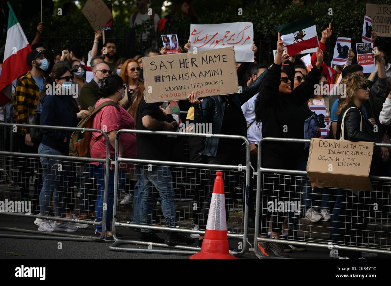 Ambassade d'Iran, Londres, Royaume-Uni. 22th septembre 2022. Mahsa Amini, 22 ans, est dans le coma à l'hôpital après avoir été arrêtée par la police de moralité pour avoir porté un hijab inapproprié, elle meurt maintenant. Les manifestants allèguent que la police de moralité a tué Mahsa Amini. Banque D'Images