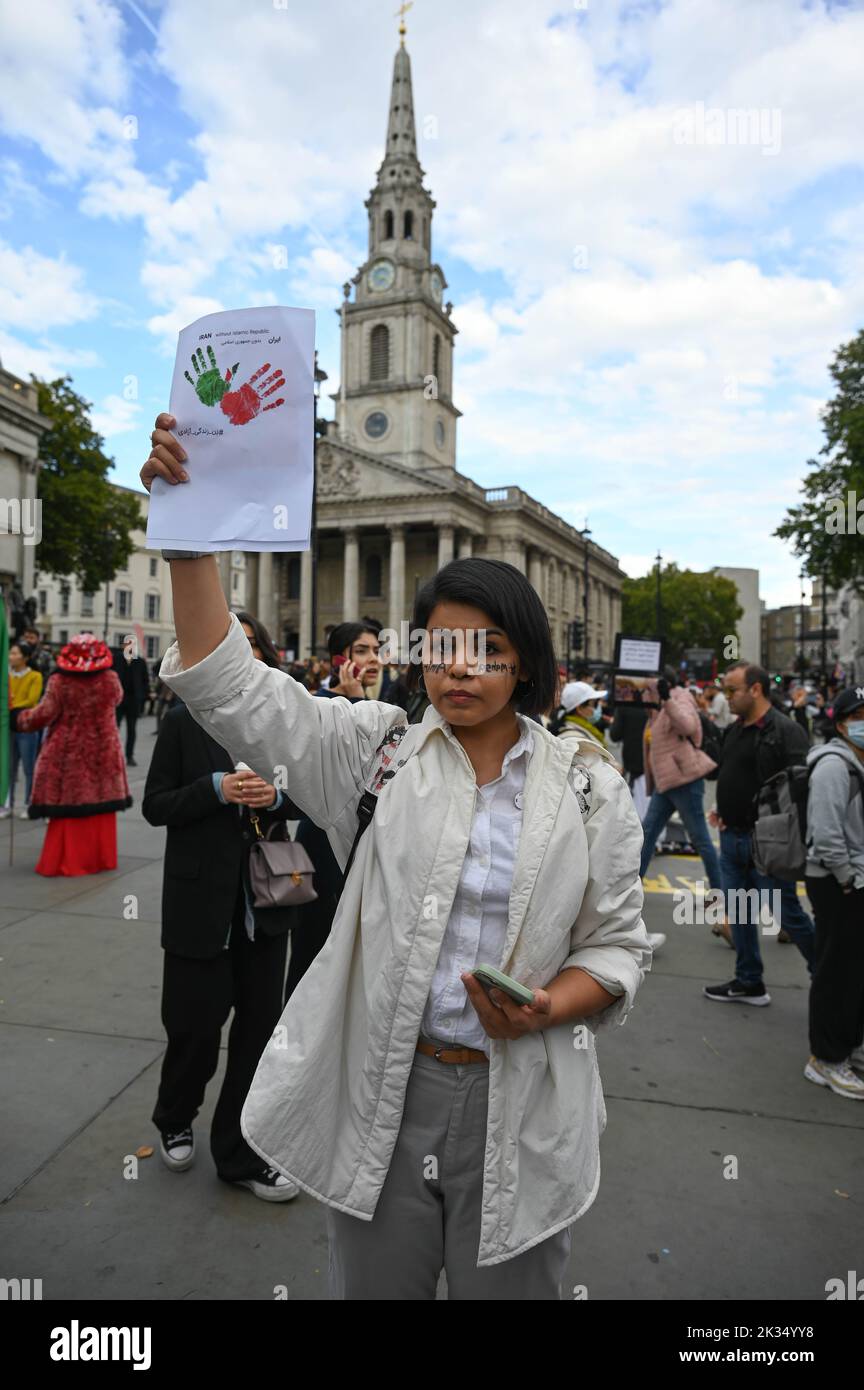 La protestation se poursuit sur la place Trafalgar de la mort illégale de Mahsa Amini allege Morality police meurtre Mahsa Amini pour avoir porté un hijab inapproprié. Londres, Royaume-Uni. 24th septembre 2022. Banque D'Images