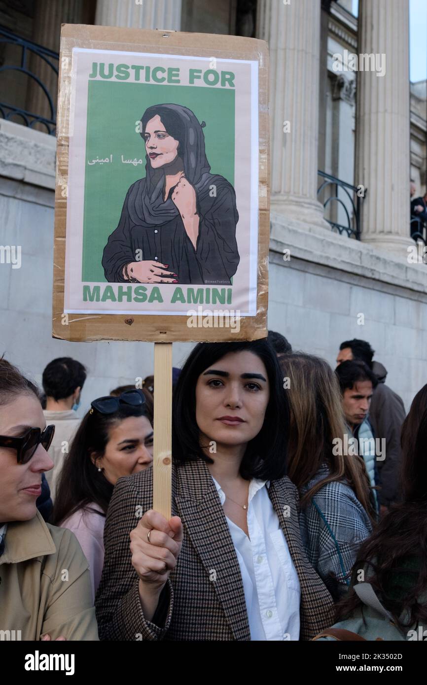 Des personnes se sont rassemblées devant l'ambassade iranienne et Trafalgar Square pour protester contre la mort de Mahsa Amini, qui est mort en détention préventive après avoir été détenu pour ne pas porter de foulard (hijab). Banque D'Images