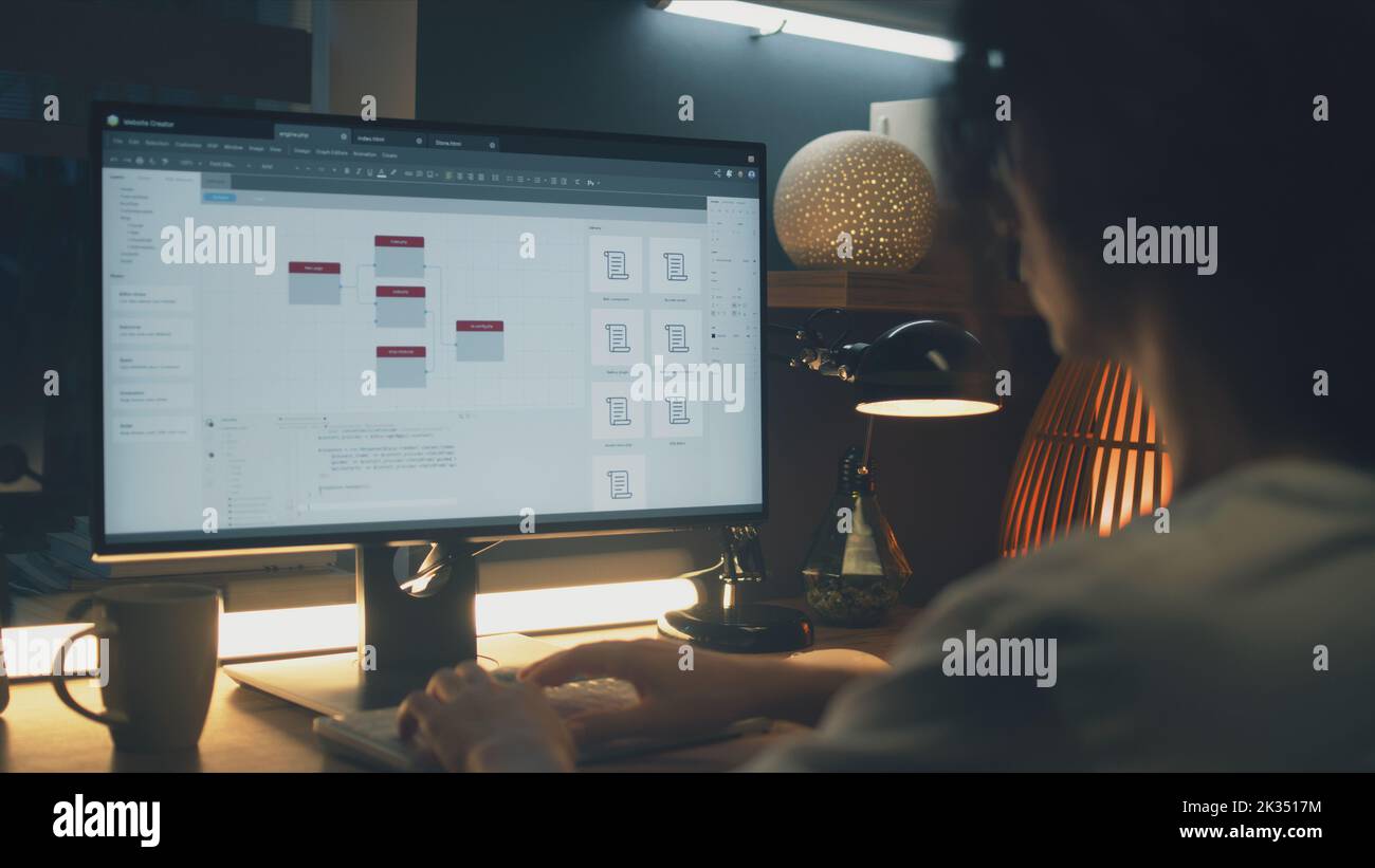 Concepteur Web masculin utilisant un ordinateur personnel pour créer un site Web dans un constructeur professionnel tout en travaillant sur le projet à distance à la maison. Freelance Banque D'Images