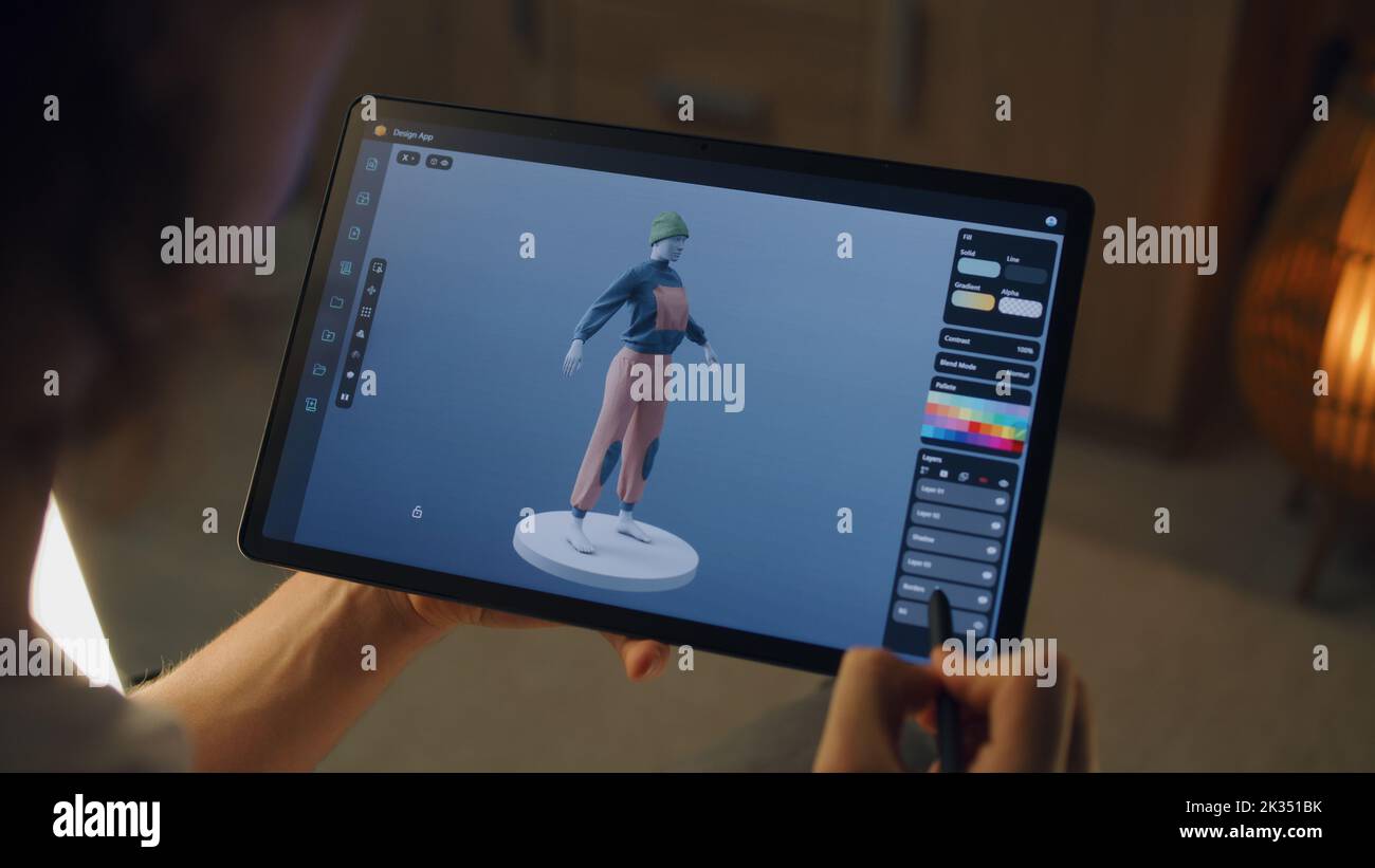 Homme 3D designer de création de vêtements dans l'application de modélisation 3D à l'aide d'un ordinateur tablette et d'un crayon numérique tout en travaillant à distance sur un projet indépendant Banque D'Images