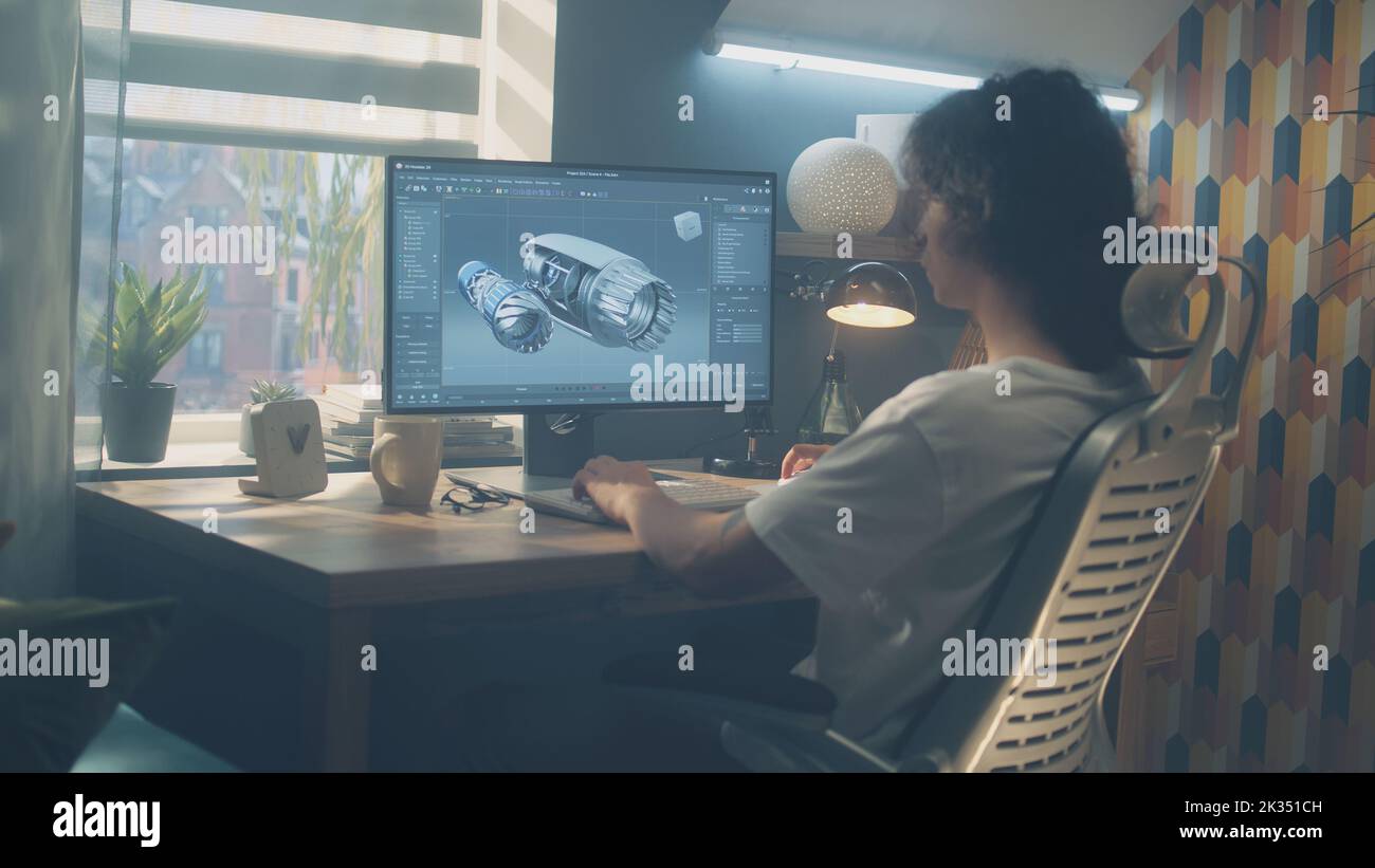Jeune ingénieur utilisant un pc avec un programme professionnel et créant 3D prototype de turbine d'avion tout en travaillant à distance au bureau à domicile Banque D'Images