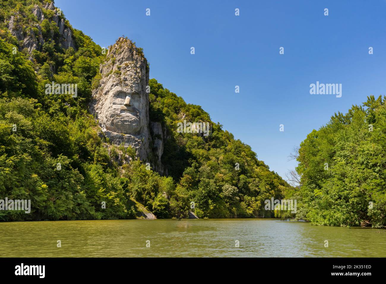 Sculpture dans le rocher de la montagne représentant la face du roi Dacian Decebalus. Banque D'Images