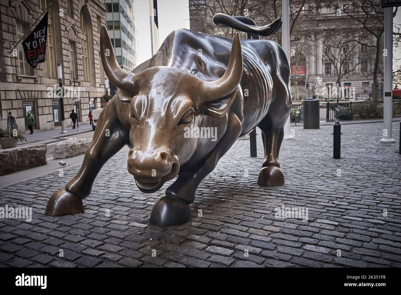Le chargement de Bull est une destination touristique populaire qui attire des milliers de personnes, symbolisant Wall Street et le quartier financier. Banque D'Images