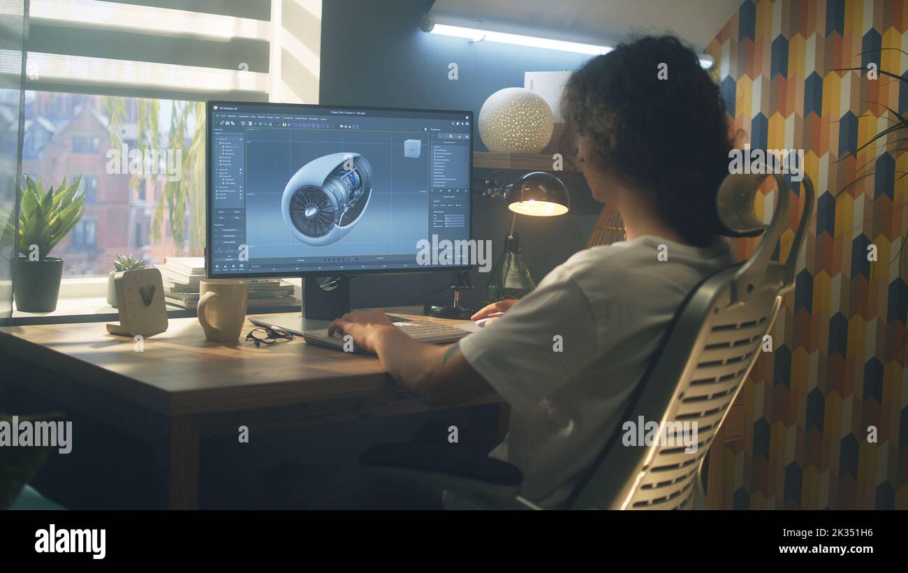 Jeune ingénieur utilisant un pc avec un programme professionnel et créant 3D prototype de turbine d'avion tout en travaillant à distance au bureau à domicile Banque D'Images