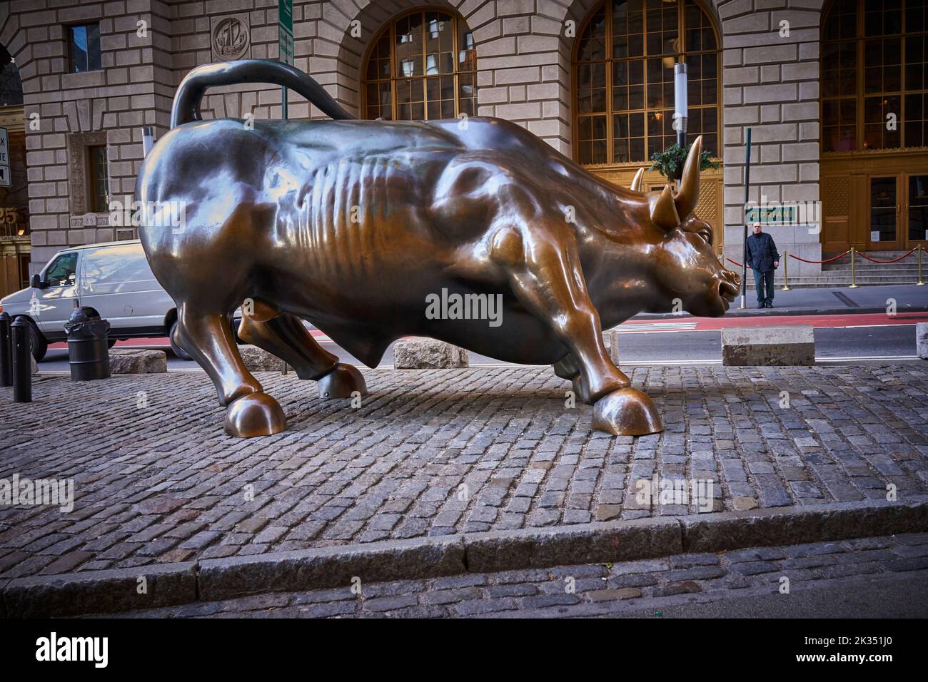 Le chargement de Bull est une destination touristique populaire qui attire des milliers de personnes, symbolisant Wall Street et le quartier financier. Banque D'Images