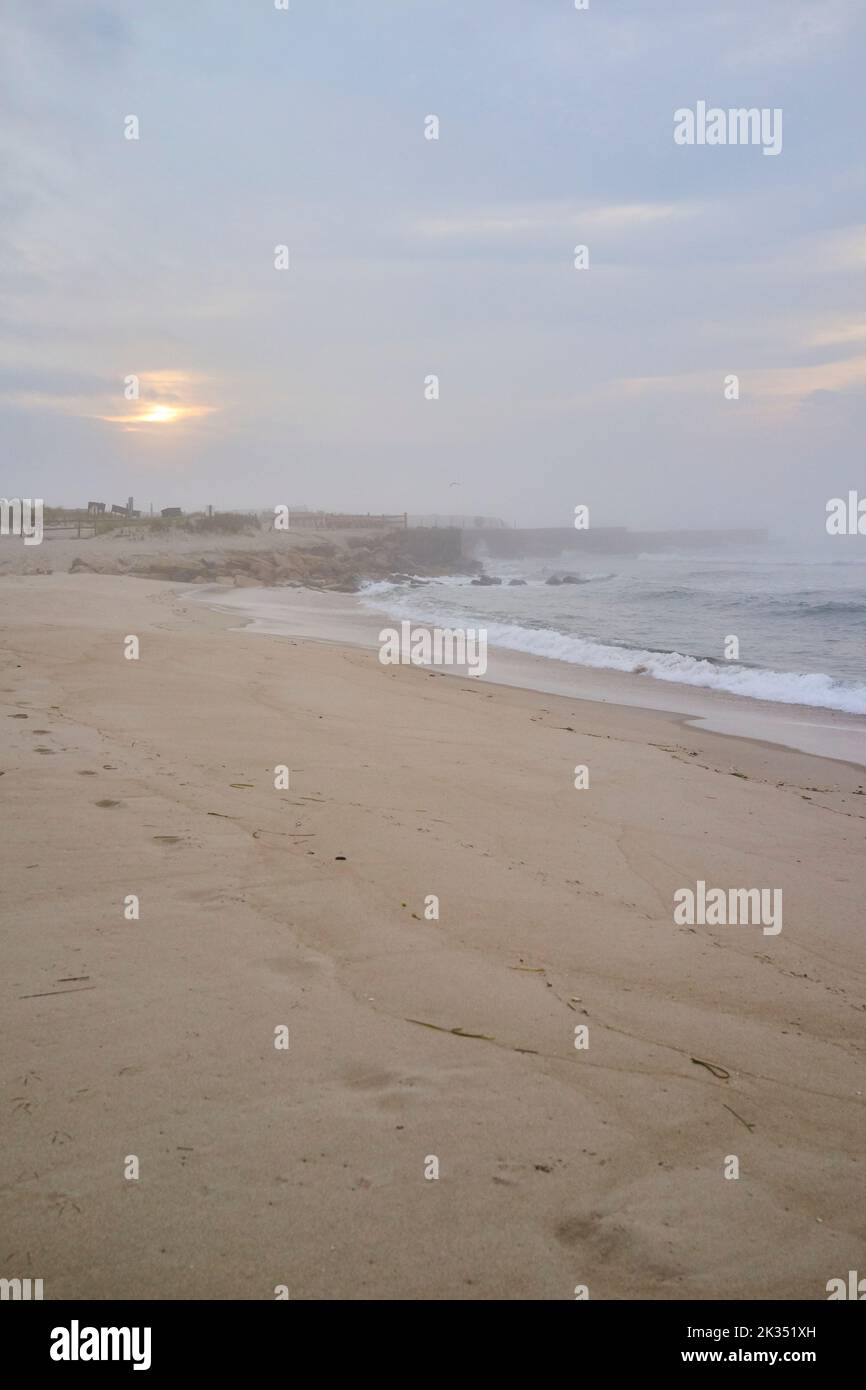 Vue sur la plage de long Beach Island sur la rive de Jersey. Couvert, brumeux, avec le soleil se levant sur l'océan Atlantique Banque D'Images