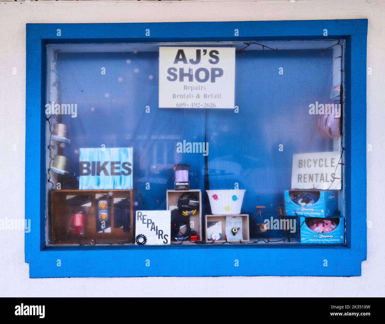 Fenêtre et panneau altérés à la boutique de vélo d’AJ, panneaux pour réparations et locations sur long Beach Blvd. À Beach Haven à Pearl Street Banque D'Images