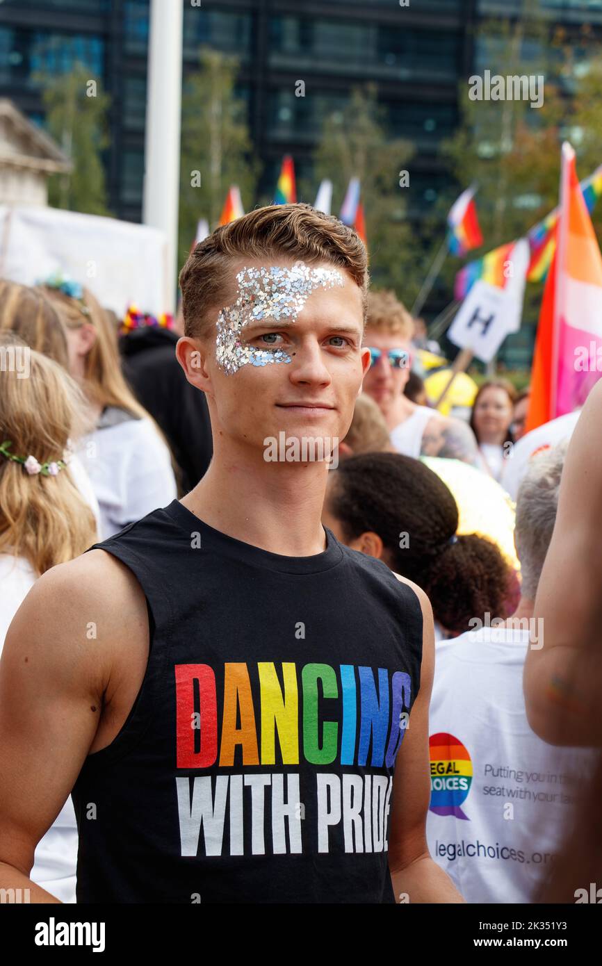 Jeune danseur gay de Birmingham ballet royal au gay Pride parade protestation 2022 vêtu de danse arc-en-ciel centre-ville royaume-uni septembre 24th Banque D'Images