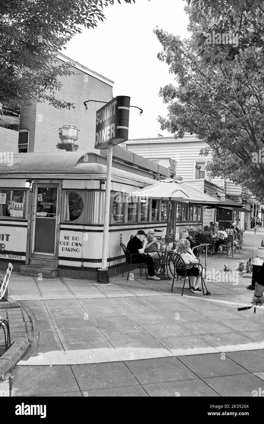Extérieur du bâtiment pendant le petit déjeuner au Summit Diner à Summit, New Jersey, USA. Restaurant classique NJ de l'extérieur. Banque D'Images