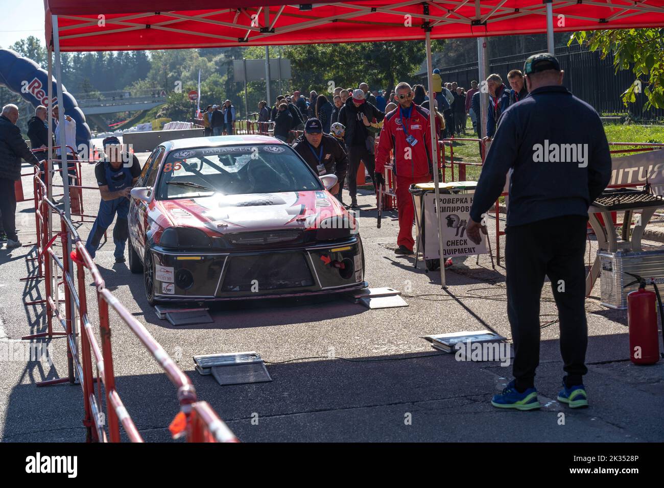 Sofia Rally - stand de stand à la voiture de course à la compétition de course automobile à Sofia, Bulgarie Banque D'Images