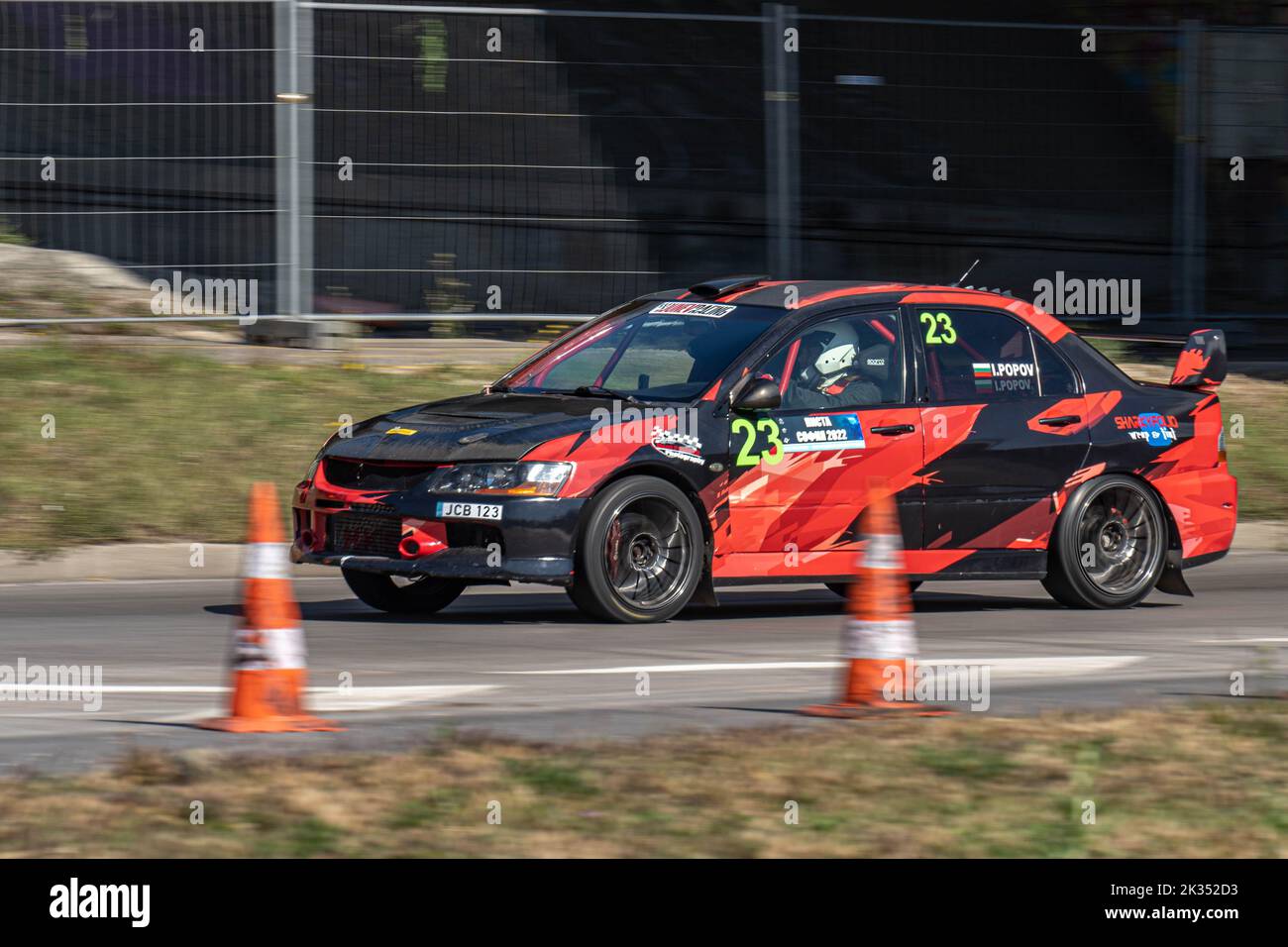 Sofia Rally - la voiture de course rouge se déplace rapidement à la compétition de course automobile à Sofia, Bulgarie Banque D'Images