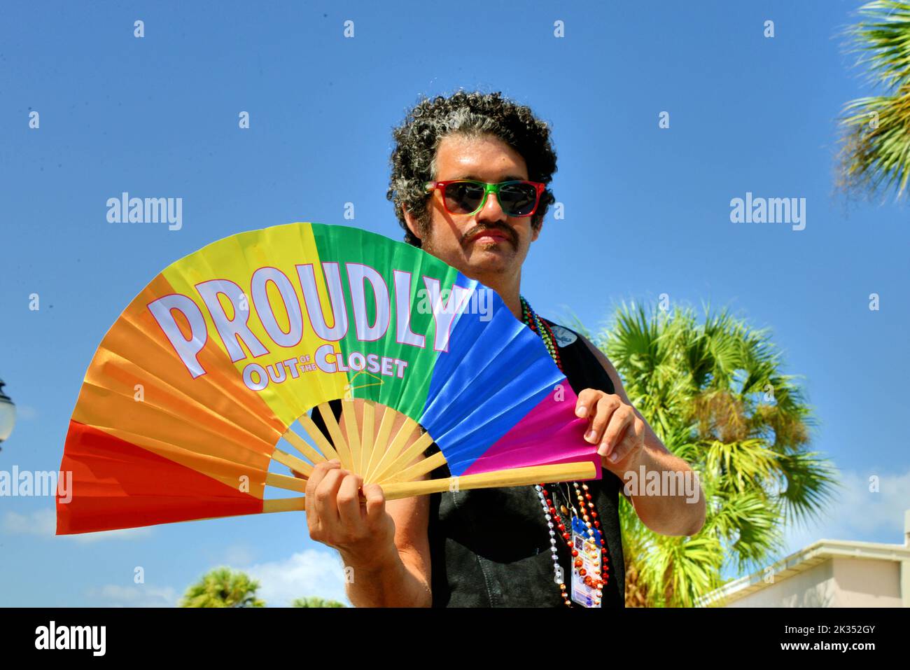Melbourne, Comté de Brevard, Floride, États-Unis. 24 septembre 2022. La Space Coast Pride de 2022 a organisé une parade dans les rues du centre-ville de Melbourne, qui s'est terminée par une fête de rue couvrant plusieurs blocs fréquentés par des centaines de personnes. Seuls quelques manifestants religieux étaient présents. Crédit : Julian Leek/Alay Live News Banque D'Images