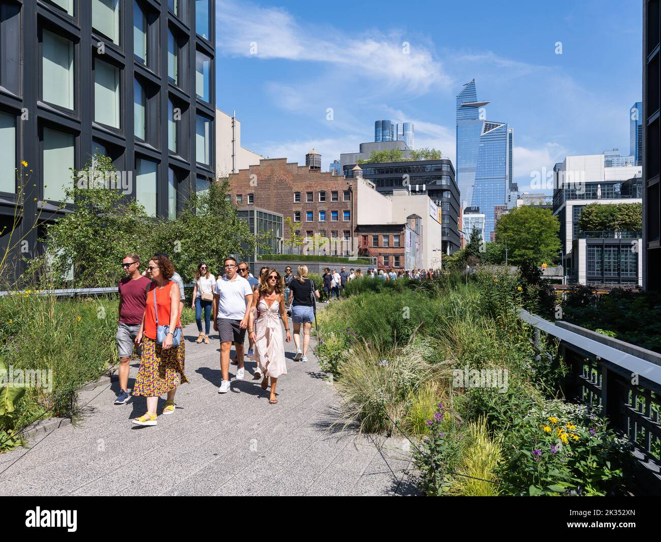 Les gens sur la High Line dans le quartier de Chelsea à Manhattan Banque D'Images
