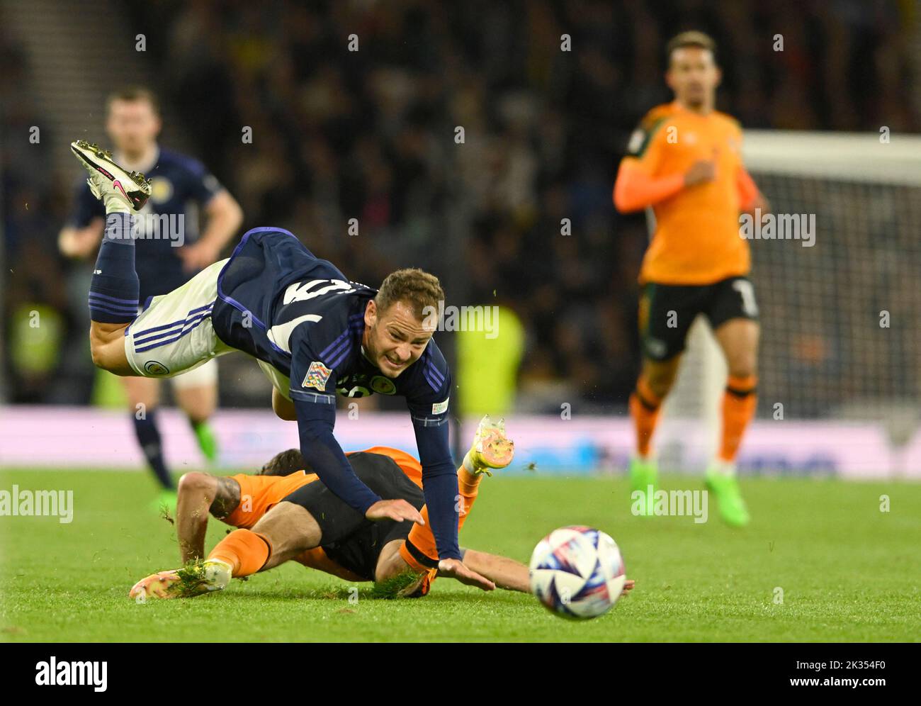 Glasgow, Écosse, 24th septembre 2022. Ryan Fraser, d'Écosse, et Robbie Brady, de la République d'Irlande, lors du match de la Ligue des Nations de l'UEFA à Hampden Park, à Glasgow. Le crédit photo devrait se lire: Neil Hanna / Sportimage Banque D'Images