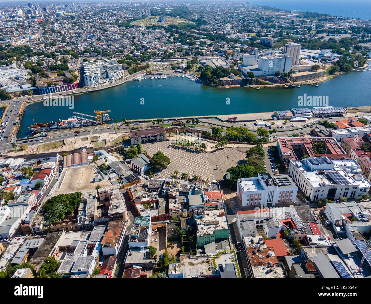 Belle vue aérienne de la ville de San Domingo, de ses bâtiments et de l'océan des Caraïbes, en République dominicaine Banque D'Images