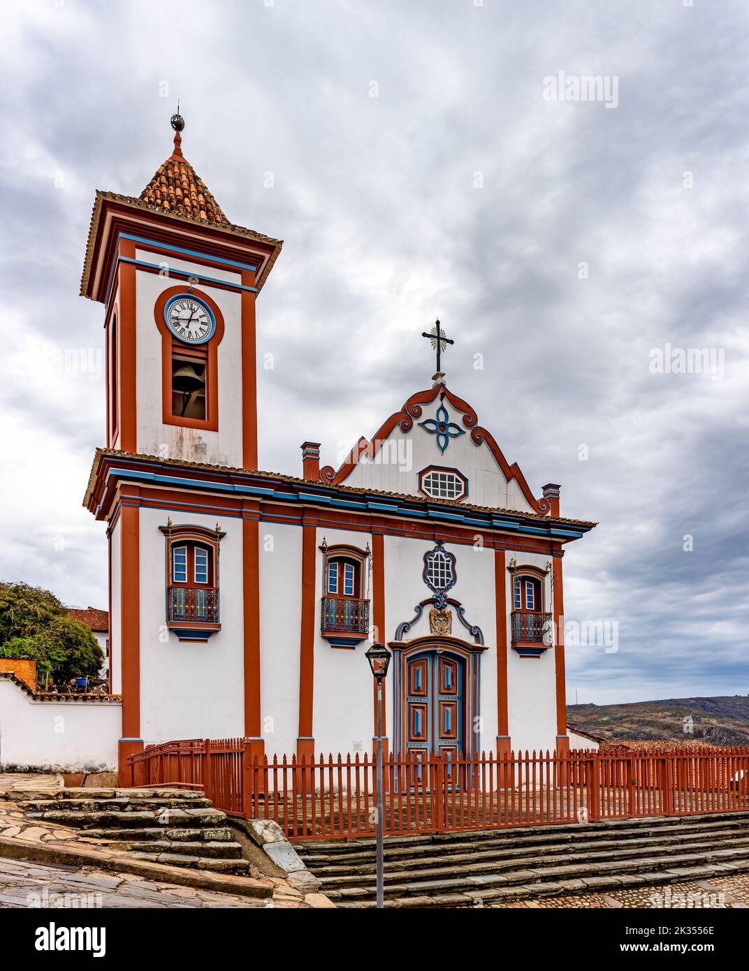 Ancienne église de style baroque dans la ville historique de Diamantina par une journée nuageux Banque D'Images