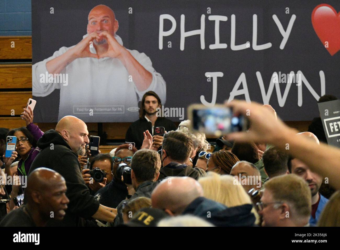 Philadelphie, États-Unis. 24th septembre 2022. John Fetterman, candidat démocrate au sénateur, a pris le parti de son épouse Giselle salue les partisans qui travaillent sur la corde raide après avoir parlé lors d'un événement de campagne avec le député Dwight Evans à Philadelphie, PA, USA sur 24 septembre 2022. Fetterman est le candidat démocrate pour le Sénat américain et se présente contre le candidat républicain Dr Mehmet Oz. Crédit : OOgImages/Alamy Live News Banque D'Images