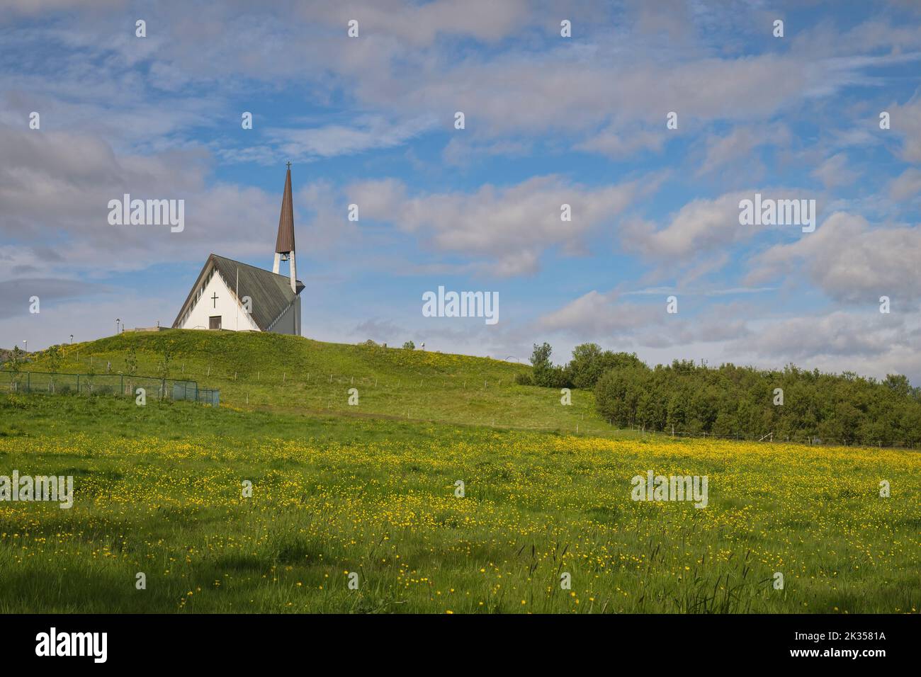 Église blanche sur une colline en Islande Banque D'Images