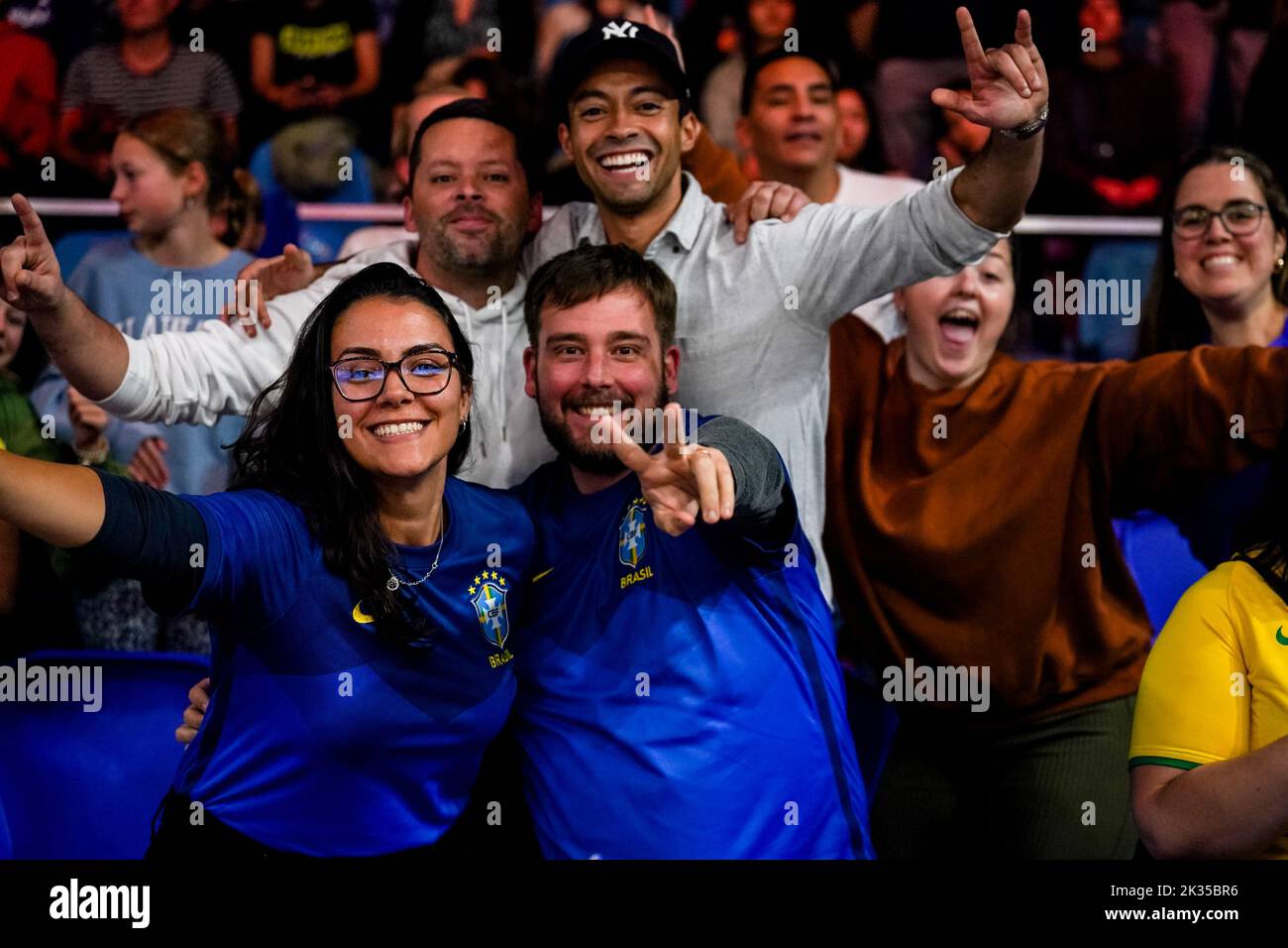 ARNHEM, PAYS-BAS - SEPTEMBRE 24: Les supporters brésiliens pendant le match de la phase 1 de la piscine D entre le Brésil et la République tchèque le jour 2 du Championnat du monde de volleyball des femmes de la FIVB 2022 au Gelredome sur 24 septembre 2022 à Arnhem, pays-Bas (photo de René Nijhuis/Orange Pictures) Banque D'Images