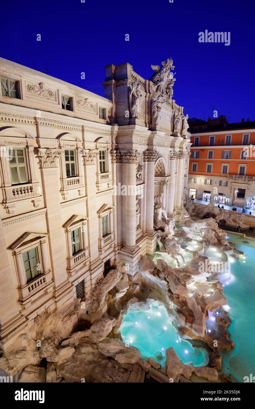Rome, Italie, vue sur la fontaine de Trevi au crépuscule. Banque D'Images