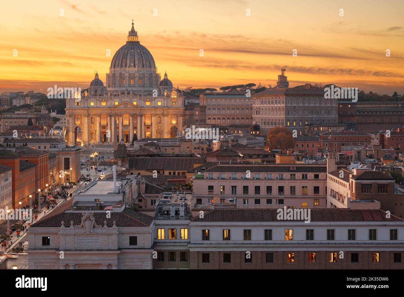 Vue sur la ville du Vatican avec la basilique Saint-Pierre au coucher du soleil. Banque D'Images