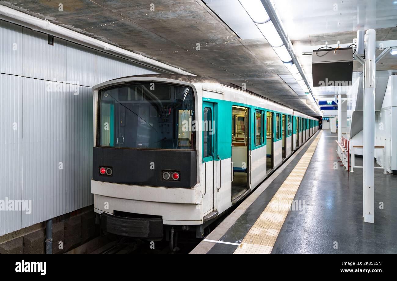 Train à la station de métro Mairie d'Aubervilliers à Paris, France Banque D'Images